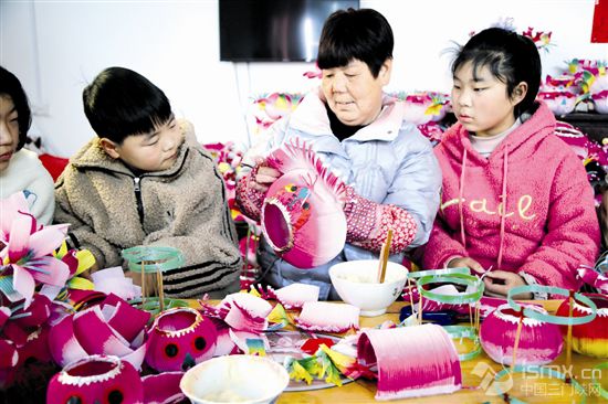 娃娃“拜師” 學(xué)做燈籠